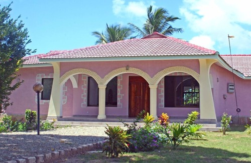 Mtwapa Villa | Oceanfront Villa In North Coast Near Mombasa | Staff, 16m Pool, 3000m² Park, A/C