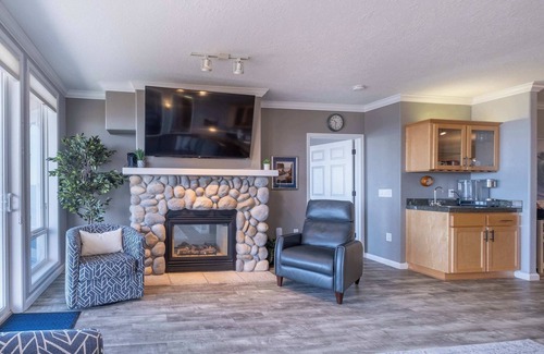 Depoe Bay Condo | Oceanfront, Whale Watching, Pool - Thundering Sea