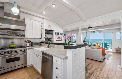 Eastern Malibu House | Oceanfront with Hot Tub, BBQ, Private Beach, Dog Friendly, Fully Stocked