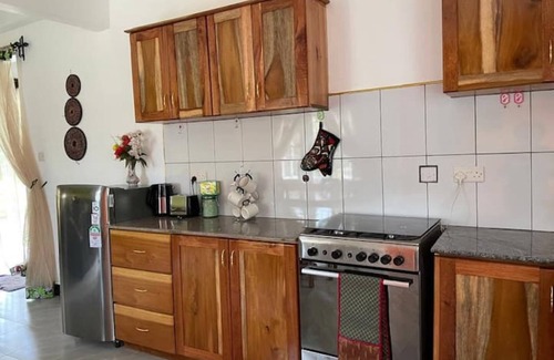 Jinja House | OFF GRID WiFi riverside 2 bed family cottage only 10km from Jinja sleeps 6