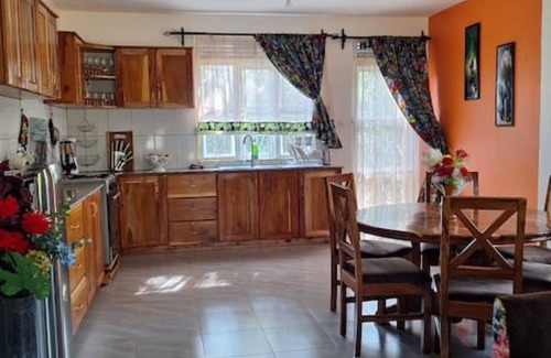 Jinja House | OFF GRID WiFi riverside 2 bed family cottage only 10km from Jinja sleeps 6