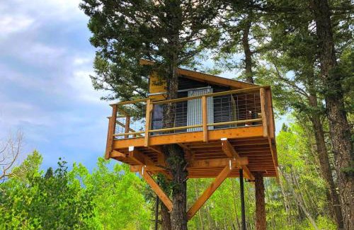 San Luis House | Off-Grid yet Modern Tree House in the Sangre de Cristo Mountains, Colorado