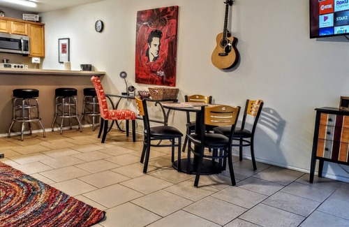 New Braunfels Condo | Off the Hook Americana Get Away/On The Guadalupe river/pet friendly