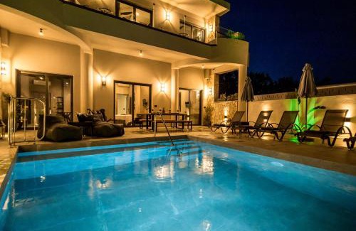 Laganas Apartment | Old Cinema Suites - Stylishly Decorated Retreat with Pool or Jacuzzi by the Sea in the Heart of Laganas Βy Villa Mana Gers