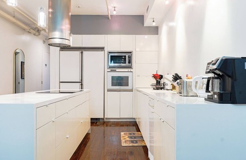 Old City Apartment | Old City 2BR Apt w/Shuffleboard! Walk Everywhere!
