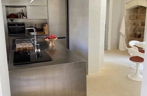 Vernole House | Old courtyard house in the village