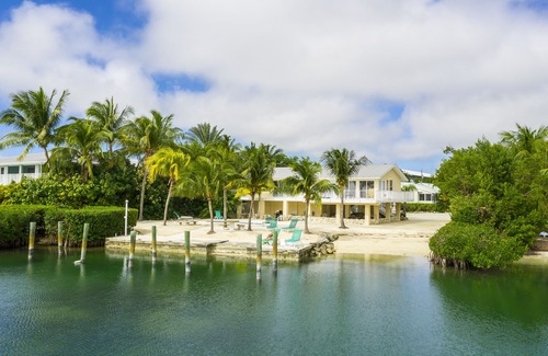 Cudjoe Key Cottage | Old Florida Style, Dockage, Swimming Pool (shared), just 20 miles from Key West