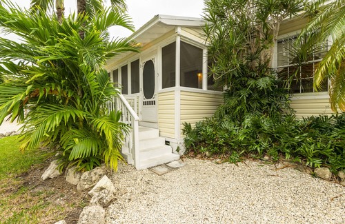 Cudjoe Key Cottage | Old Florida Style, Dockage, Swimming Pool (shared), just 20 miles from Key West