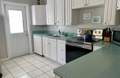 Cudjoe Key Cottage | Old Florida Style, Dockage, Swimming Pool (shared), just 20 miles from Key West