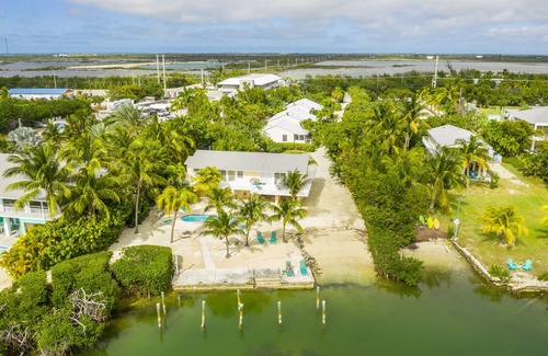 Cudjoe Key Cottage | Old Florida Style, Dockage, Swimming Pool (shared), just 20 miles from Key West