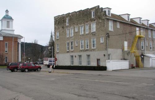 Bath Hotel | Old National Hotel