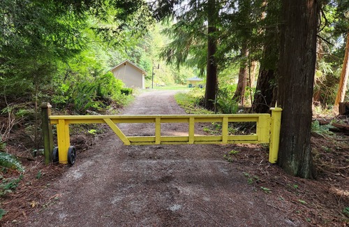 Roberts Creek House | Old timely private property 3 bedrooms with huge private lot