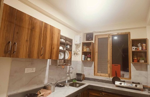 Old Manali Cottage | Old Town Manali Homestay, Cozy Room with Apple Orchard & Mountain Views