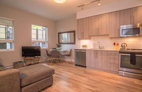 Inner Harbour Apartment | Old Town Open-Plan with High Ceilings and Original Artwork
