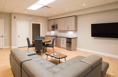Inner Harbour Apartment | Old Town Open-Plan with High Ceilings and Original Artwork
