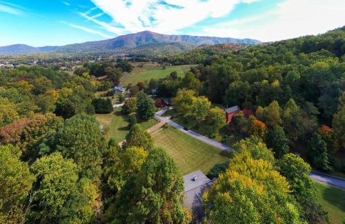 Wears Valley House | Ole Smoky BnB - Game Room, Hot Tub, Mtn Views!