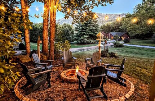 Wears Valley House | Ole Smoky BnB - Game Room, Hot Tub, Mtn Views!
