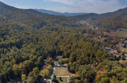 Wears Valley House | Ole Smoky BnB - Game Room, Hot Tub, Mtn Views!