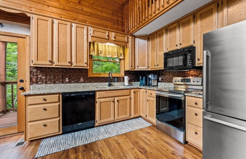 Wears Valley Cabin | Ole Smoky Hideaway: Close to GSMNP Entrance! Hot Tub~2 Decks~Bears~Fast WiFi