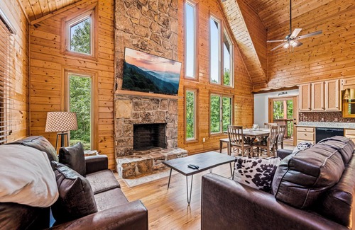 Wears Valley Cabin | Ole Smoky Hideaway: Close to GSMNP Entrance! Hot Tub~2 Decks~Bears~Fast WiFi