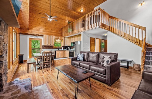 Wears Valley Cabin | Ole Smoky Hideaway: Close to GSMNP Entrance! Hot Tub~2 Decks~Bears~Fast WiFi