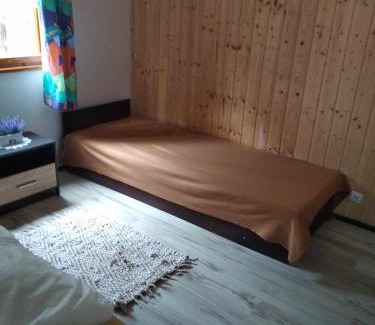 Biskupiec Cabin | Oleandria-, Domek Poziomeczka" nr 33 -ogrzewany w okresie jesienno-zimowym