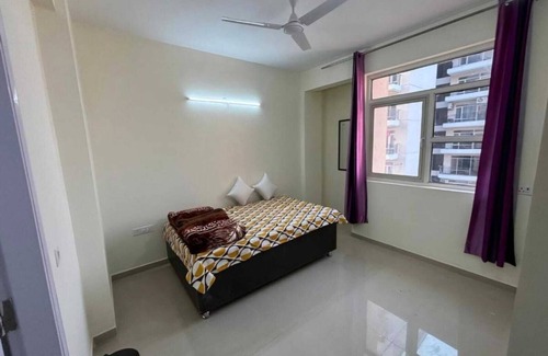 Naini Apartment | Omaxe 3-bedroom apartment near Kumbh Mela and Sangam