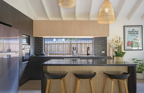 North Avoca House | Ombak Haus at North Avoca - Ombak Haus at North Avoca is a great family friendly three bedroom holiday home.a lake.