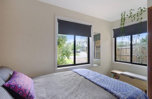 North Avoca House | Ombak Haus at North Avoca - Ombak Haus at North Avoca is a great family friendly three bedroom holiday home.a lake.