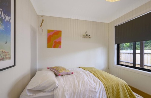 North Avoca House | Ombak Haus at North Avoca - Ombak Haus at North Avoca is a great family friendly three bedroom holiday home.a lake.