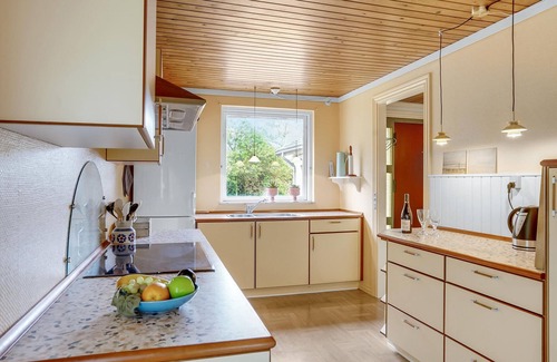 Kalvehave House | On a green property, surrounded by trees, this vacation home in Kalvehave awaits you.