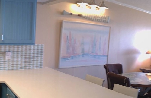 North Beach Condo | On Beach and Close to Fun! - Oct, Nov and Dec Discounts