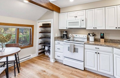 Quechee Condo | On Golf Course, Fireplace, Views! - Landmark 1C