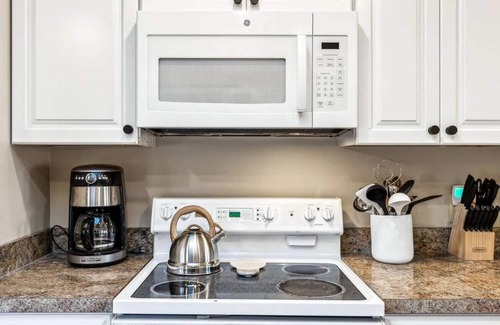 Quechee Condo | On Golf Course, Fireplace, Views! - Landmark 1C