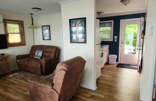 Beulah Cottage | On Shore Of Spectacular Lake