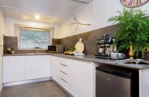Pelverata House | On-site 'Pitch and Putt' golf, Platypus, wildlife, exclusive tranquil wilderness