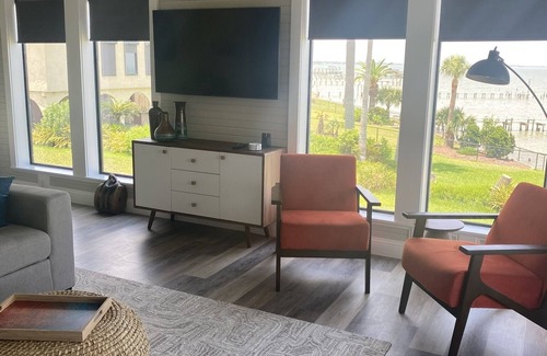Bacliff House | On the bay, private pier, private heated pool, close to Kemah