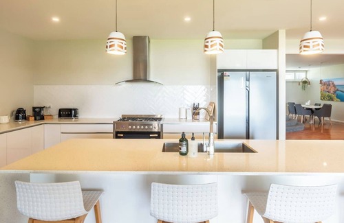Gorokan House | On The Corso Sun soaked Serenity with Lake Access