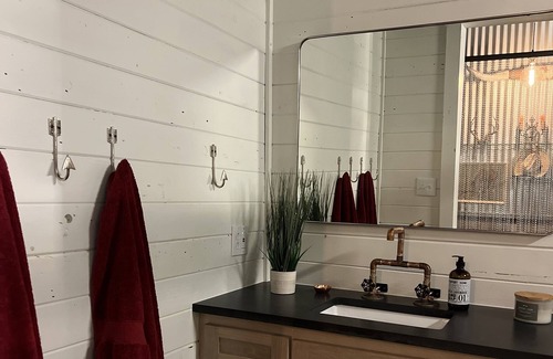 Nocona House | On The Lake and Near Wineries