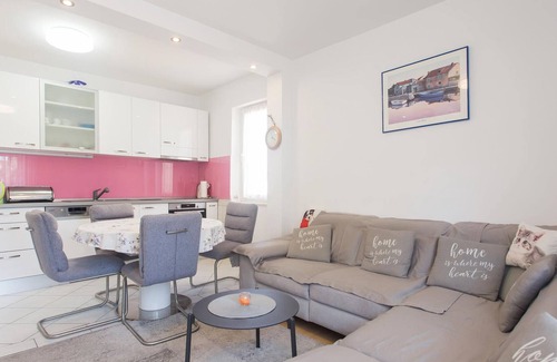 Vranjic Apartment | On the outskirts of Split, with the sea view, this bright apartment welcomes you.