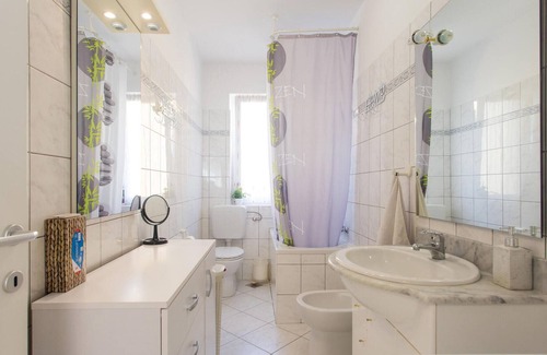Vranjic Apartment | On the outskirts of Split, with the sea view, this bright apartment welcomes you.