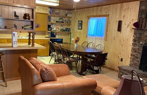 Red River Cabin | ON THE RIVER! MINUTES FROM SLOPES! SLEEPS 16