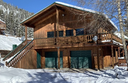 Red River Cabin | ON THE RIVER! MINUTES FROM SLOPES! SLEEPS 16