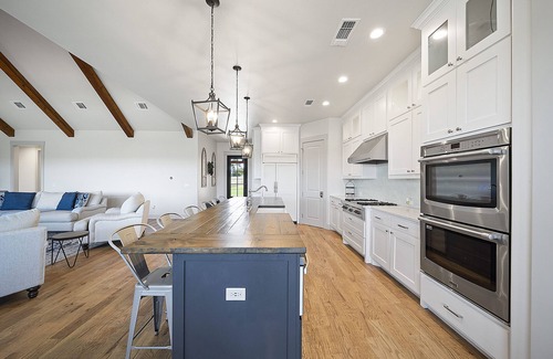 Palo Pinto County House | On The Rocks PK: Beautiful 5 Bedroom 3 bath home with pool and hot tub
