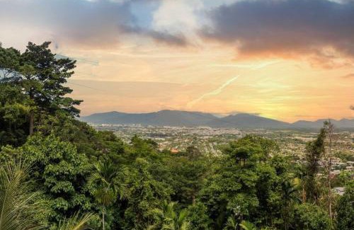 Mooroobool House | On the very top of Cairns - Luxurious Entertainer