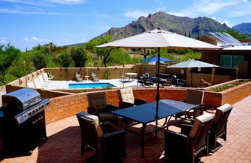 Suffolk Hills House | One acre hill top home with 360 degree city & mountain views & Jacuzzi