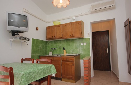 Kukljica Apartment | One bedroom apartment with balcony Kukljica, Ugljan (A-8210-d)