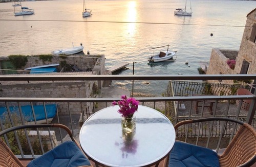 Vis Apartment | One bedroom apartment near beach Vis (A-8525-a)