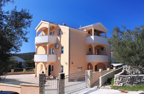 Vinisce Apartment | One bedroom apartment with terrace and sea view Vinišće, Trogir (A-8660-a)