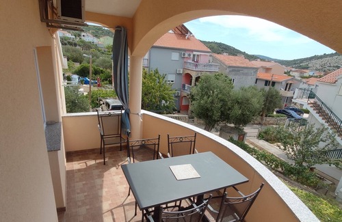 Vinisce Apartment | One bedroom apartment with terrace and sea view Vinišće, Trogir (A-8660-a)